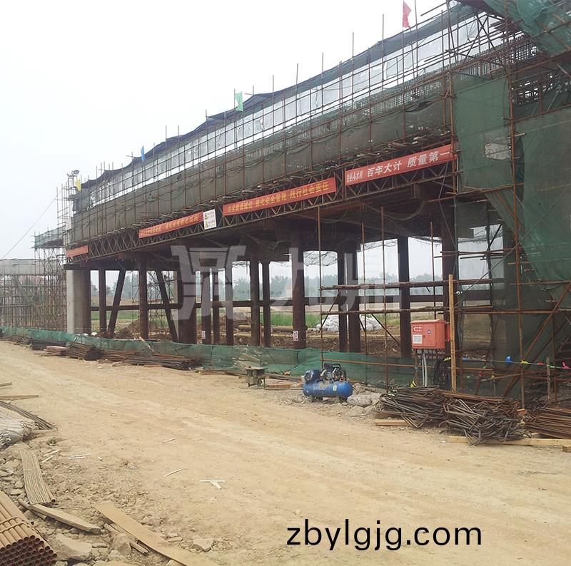 現澆(jiao)樑(liang)支撐(cheng)調(diao)節(jie)桿連(lian)接(jie)的(de)長度