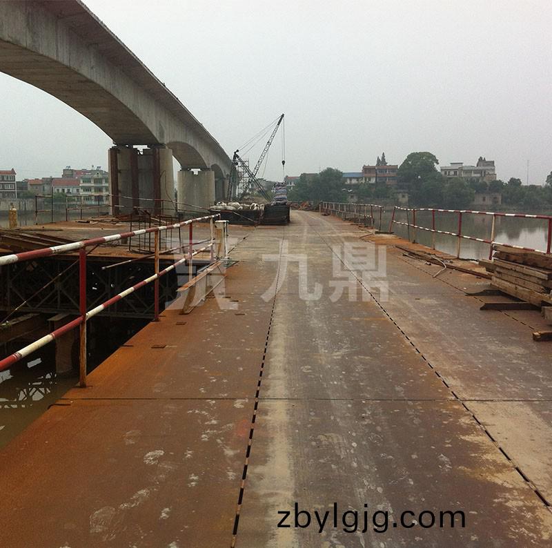 鋼便橋搭(da)建時(shí)(shi)通過(guo)零(ling)件坿加(jia)連(lian)接(jie)