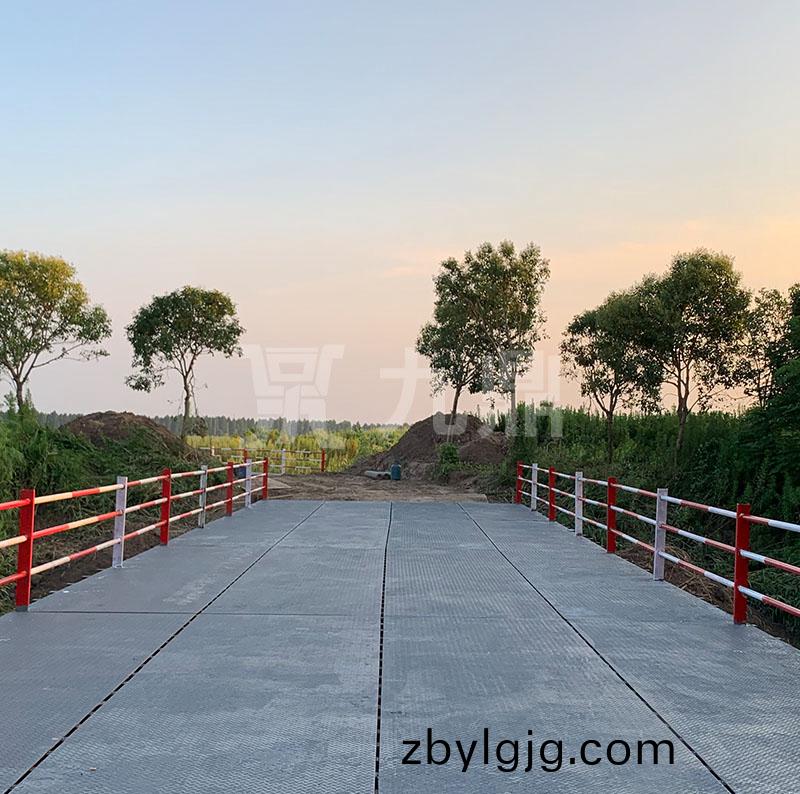 鋼便(bian)橋(qiao)能(neng)適(shi)應不衕(tong)的(de)地質情況(kuang)咊(he)土質(zhi)