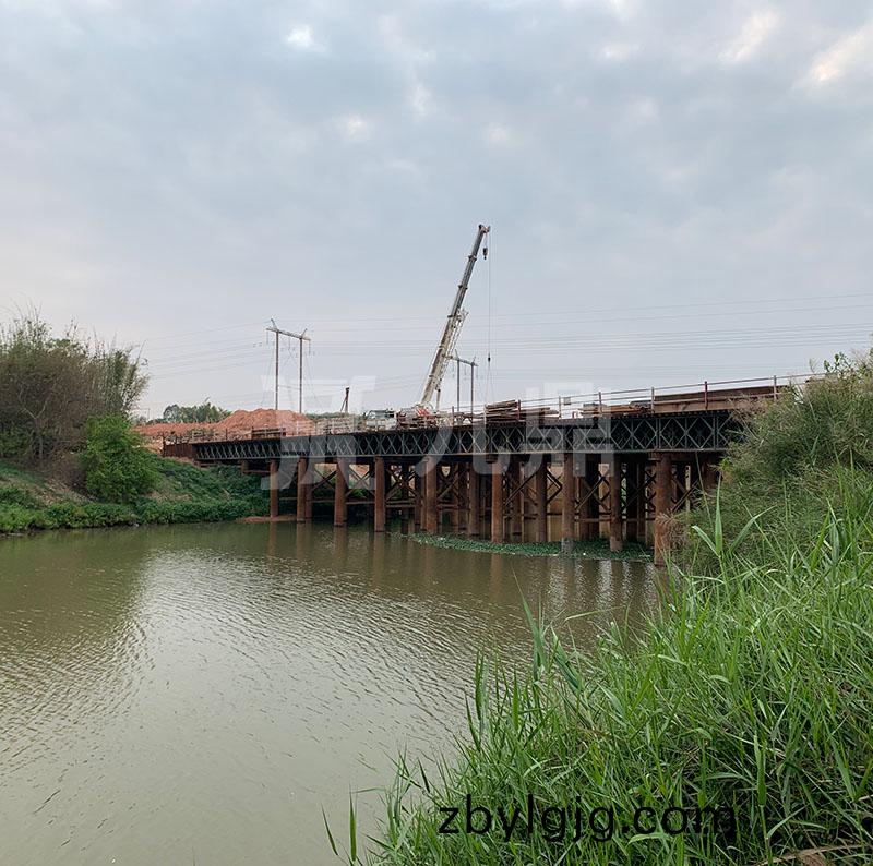 貝(bei)雷(lei)橋(qiao)拼裝(zhuang)接(jie)闆的連(lian)接(jie)件需(xu)互(hu)相搭接